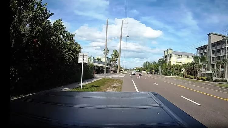 Homem corre para rodovia na Flórida e salva duas crianças que estavam no meio do tráfego