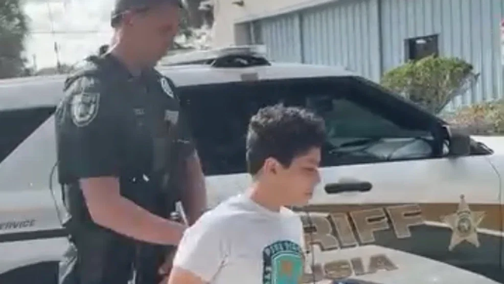Aluno de 10 anos é detido na Flórida após escrever ameaça de levar arma para escola